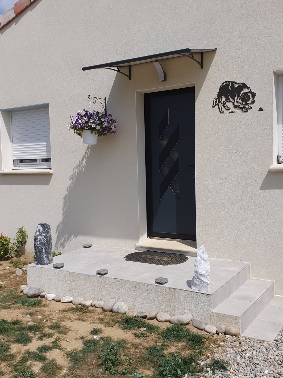 Entrée de maison et monolithes de pierre