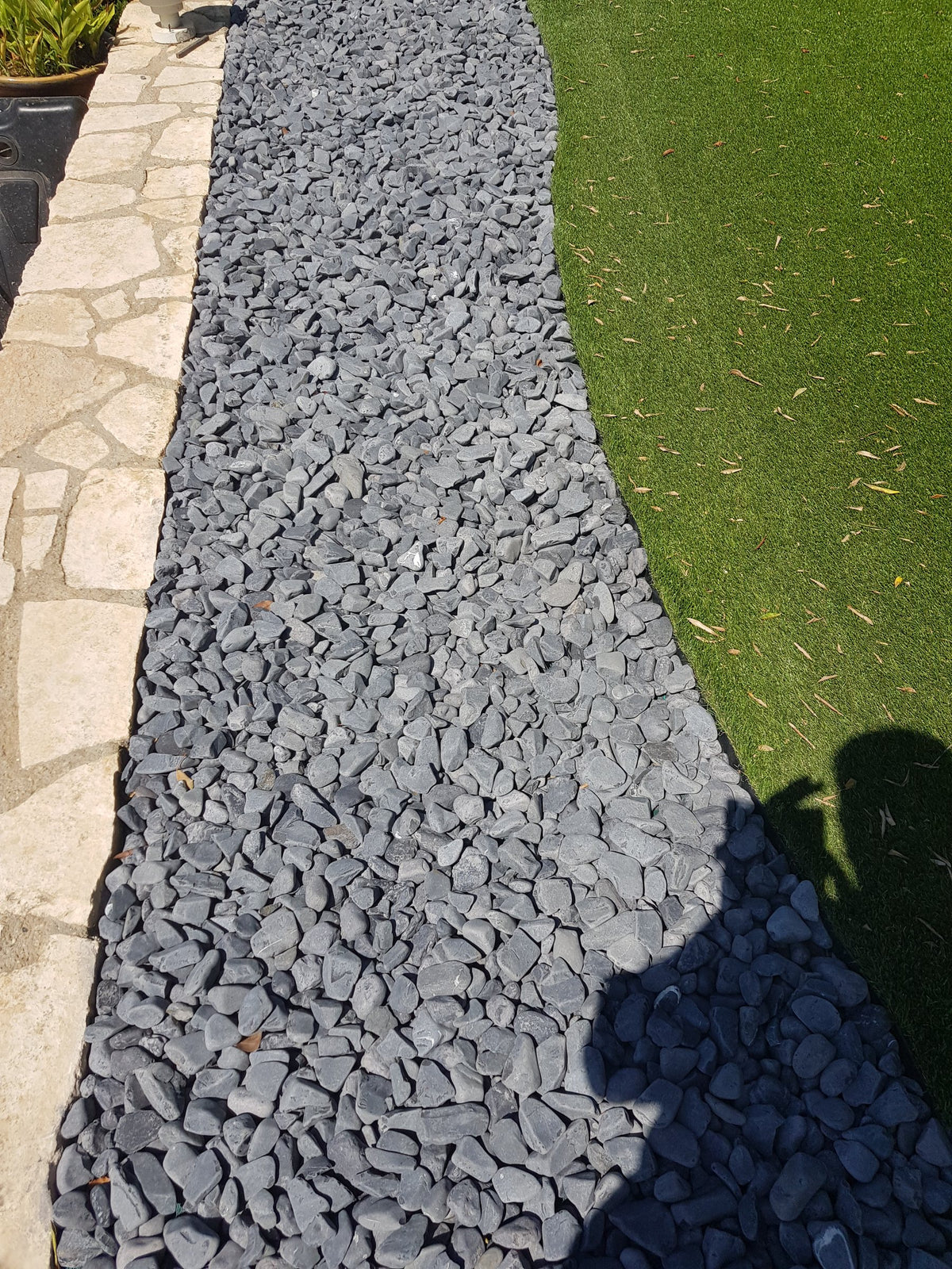 Paillage d'ardoise le long d'une allée