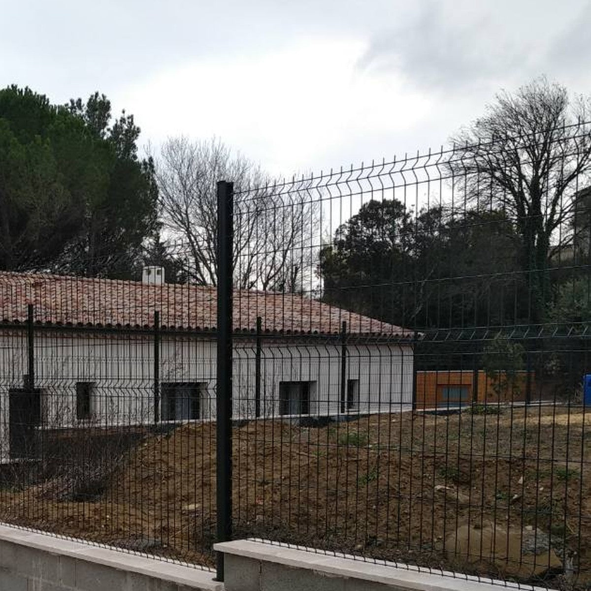 Panneau de clôture rigide Hestia gris anthracite RAL 7016 posé sur muret