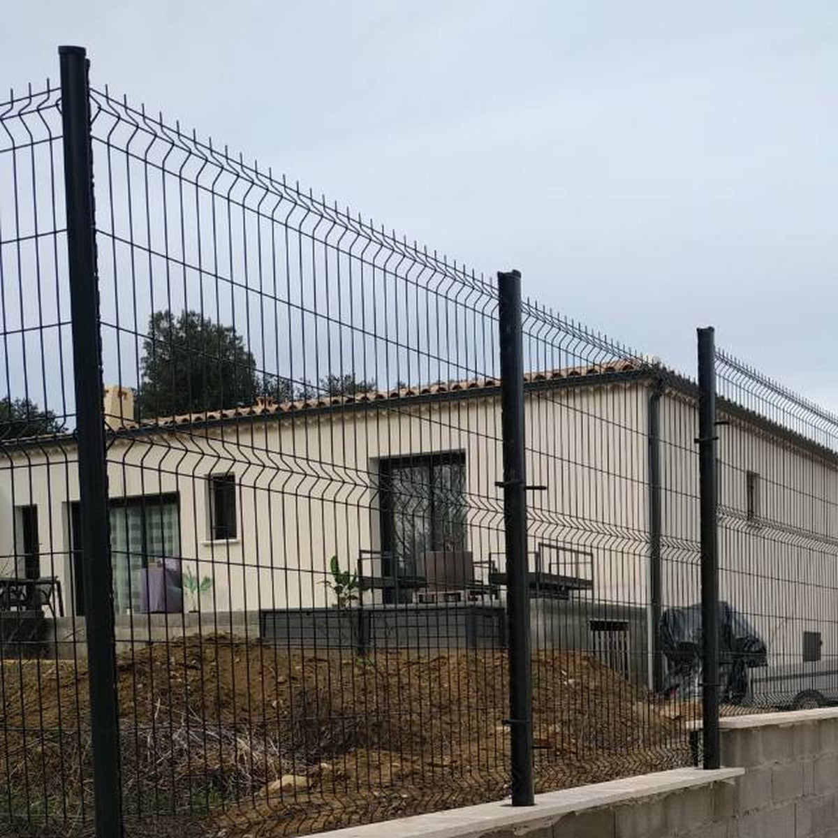 Panneau de clôture rigide Hestia gris anthracite RAL 7016 sur muret
