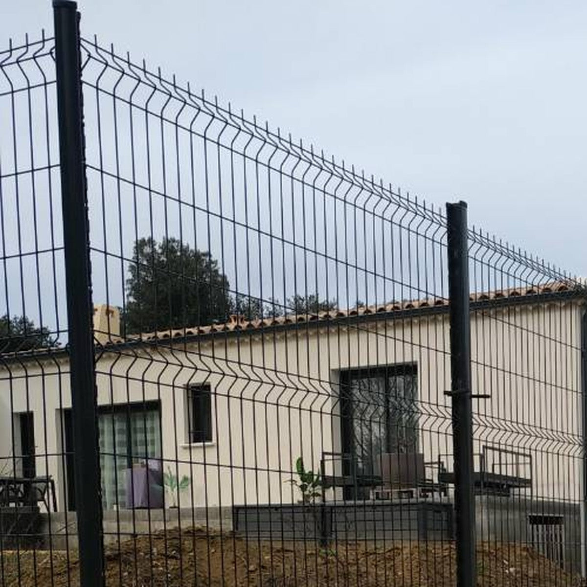 Poteau de clôture à encoches Hestia gris anthracite RAL 7016 en situation